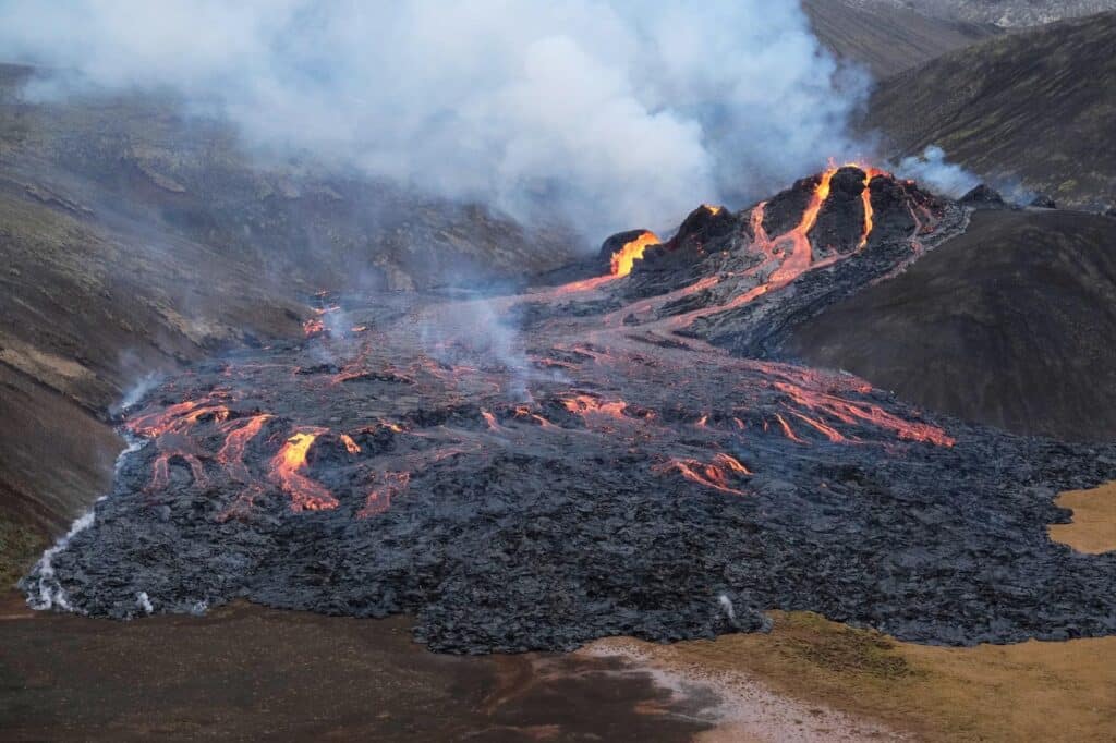 Grindavík 2026: Una Vita Tra Argine Di Protezione E Flusso Di Magma 10